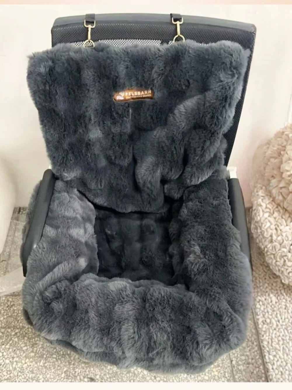 Pelsbarn Luxurious Cozy Car Bed w/Safety Strap. M/L, NEW!